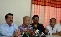 ‘আন্দোলনের সময় বিদেশ চলে যাবেন না’